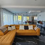 La Mar Villa *